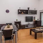 Vista Apartment *